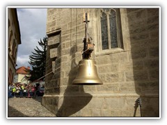 Slavnostní zvedání zvonu Jakub Maria na věž kostela sv. Jakuba v Kutné Hoře